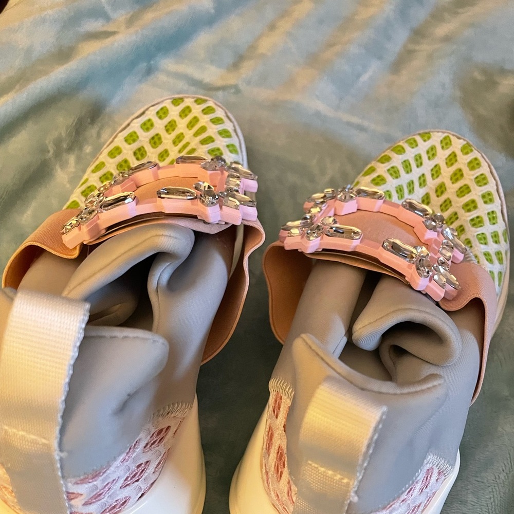 Sneaker - Picture 2 of 3